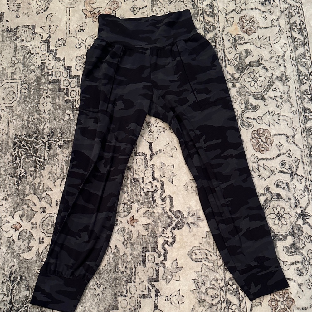 Athleta Salutation Camo Jogger Pants - Comfortable Bottoms